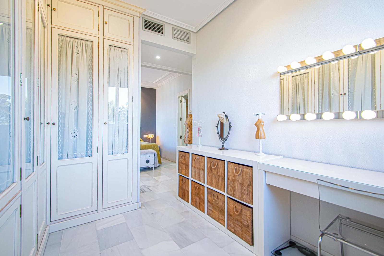 4 bedroom Flat for sale in Seville city with garage - € 350,000 (Ref: 9625763)