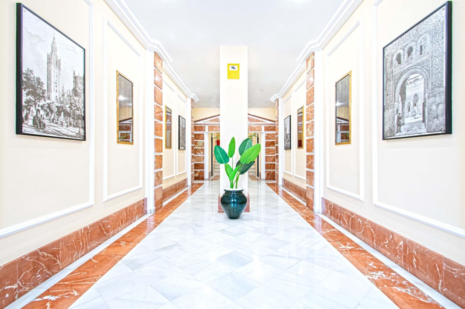 4 bedroom Flat for sale in Seville city with garage - € 350,000 (Ref: 9625763)