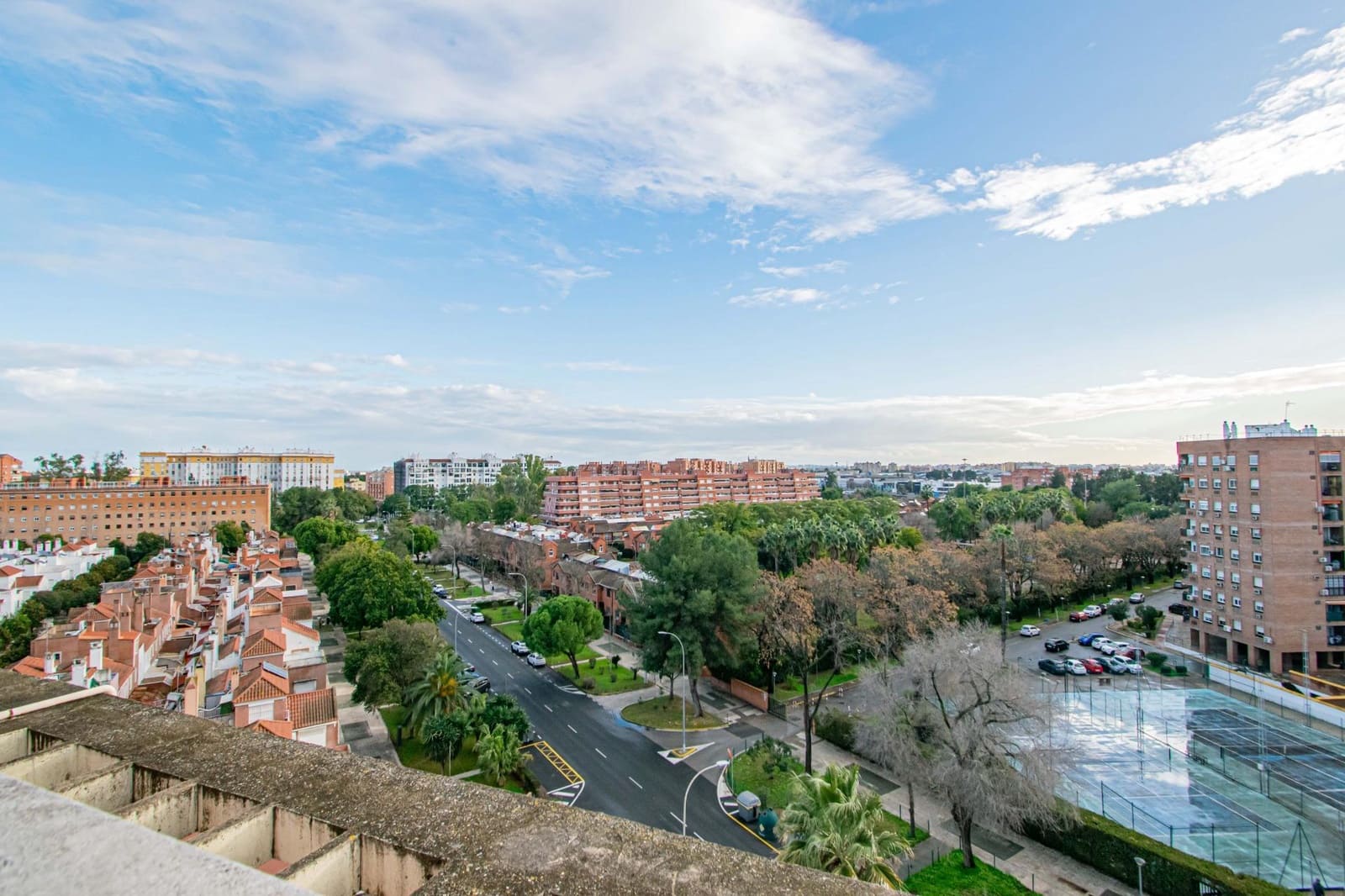 4 bedroom Flat for sale in Seville city with garage - € 350,000 (Ref: 9625763)