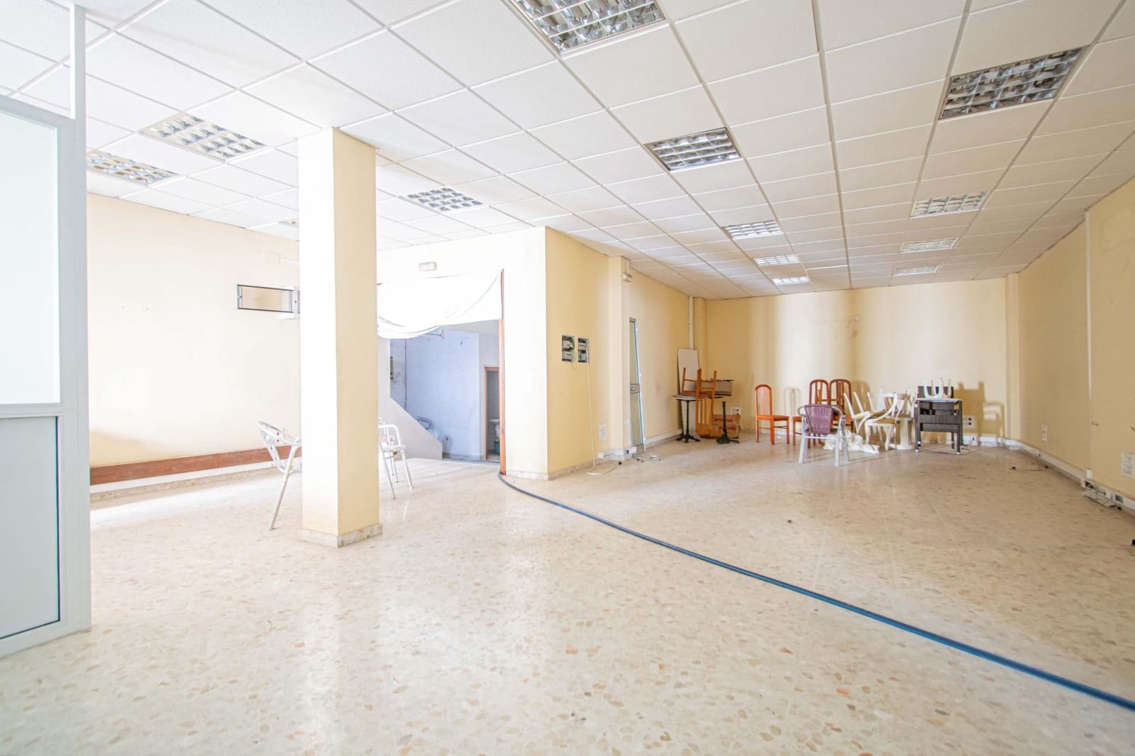 Kaupallinen myytävänä paikassa Dos Hermanas - 700 000 € (Ref: 9625765)