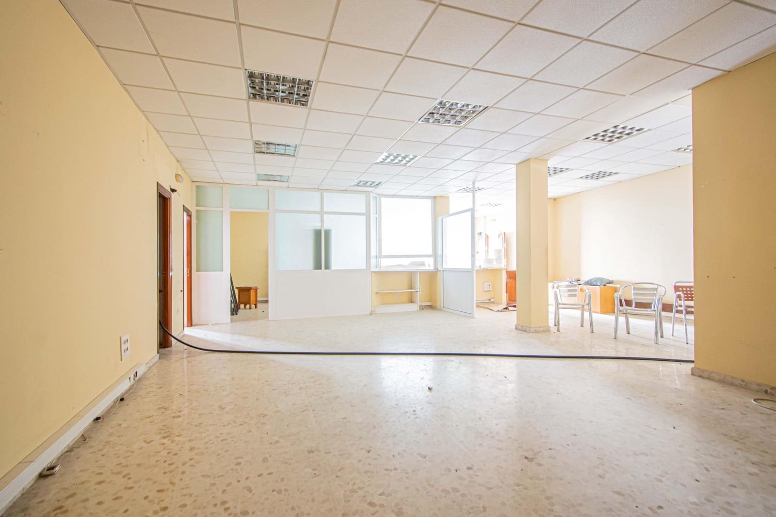 Kaupallinen myytävänä paikassa Dos Hermanas - 700 000 € (Ref: 9625765)