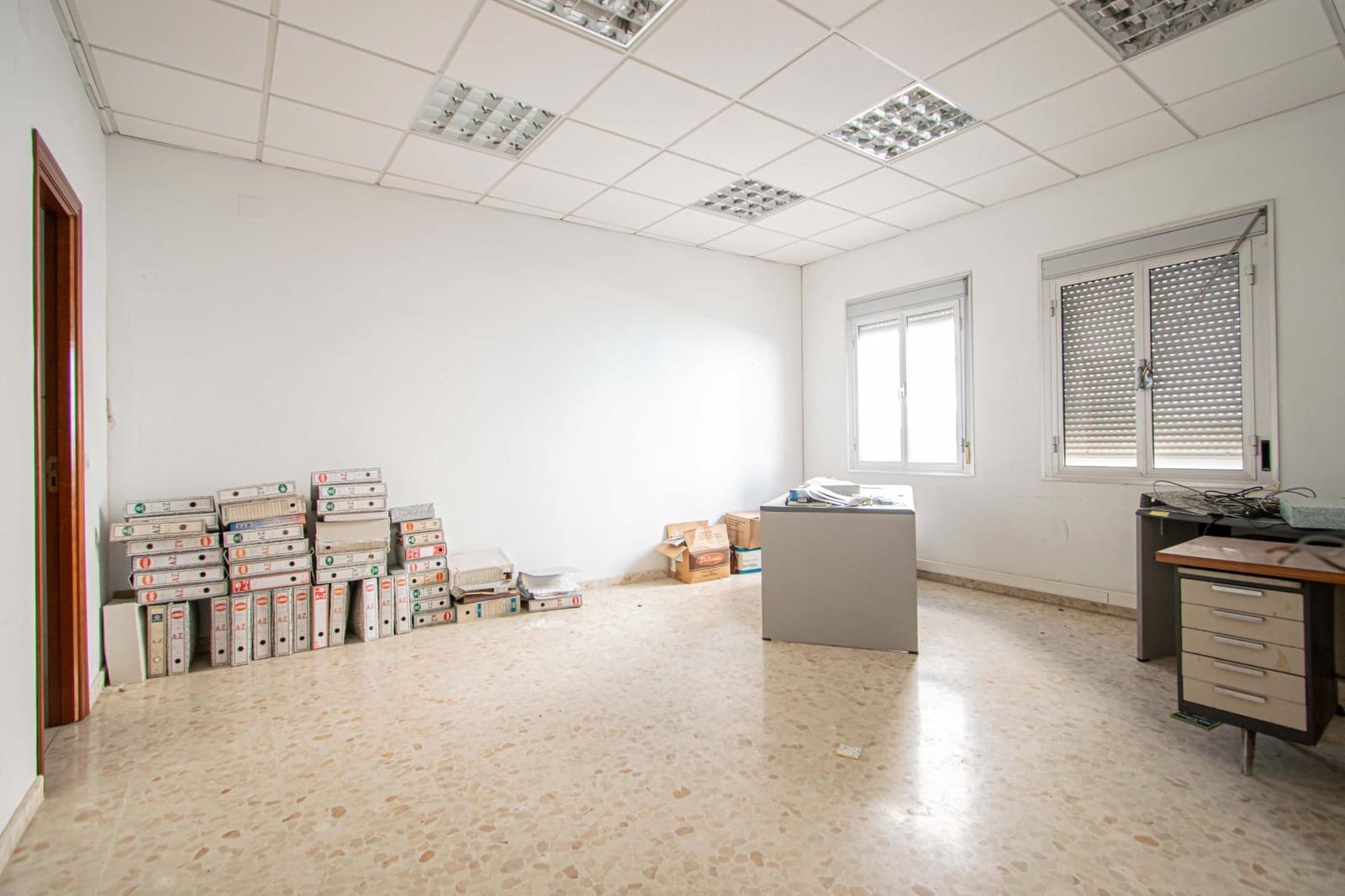 Kaupallinen myytävänä paikassa Dos Hermanas - 700 000 € (Ref: 9625765)