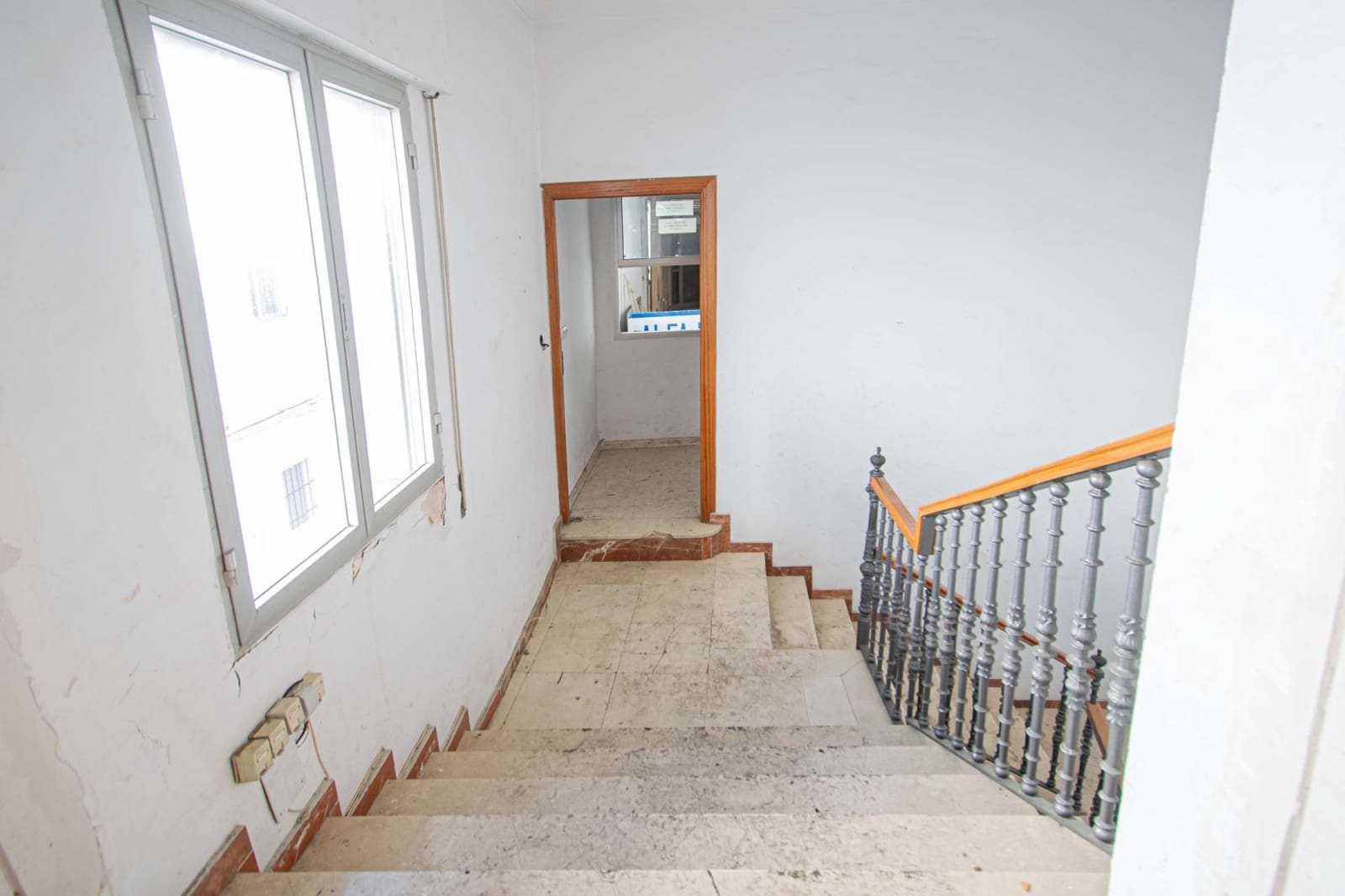 Kaupallinen myytävänä paikassa Dos Hermanas - 700 000 € (Ref: 9625765)