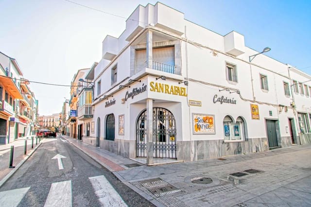 Kaupallinen myytävänä paikassa Dos Hermanas - 700 000 € (Ref: 9625765)