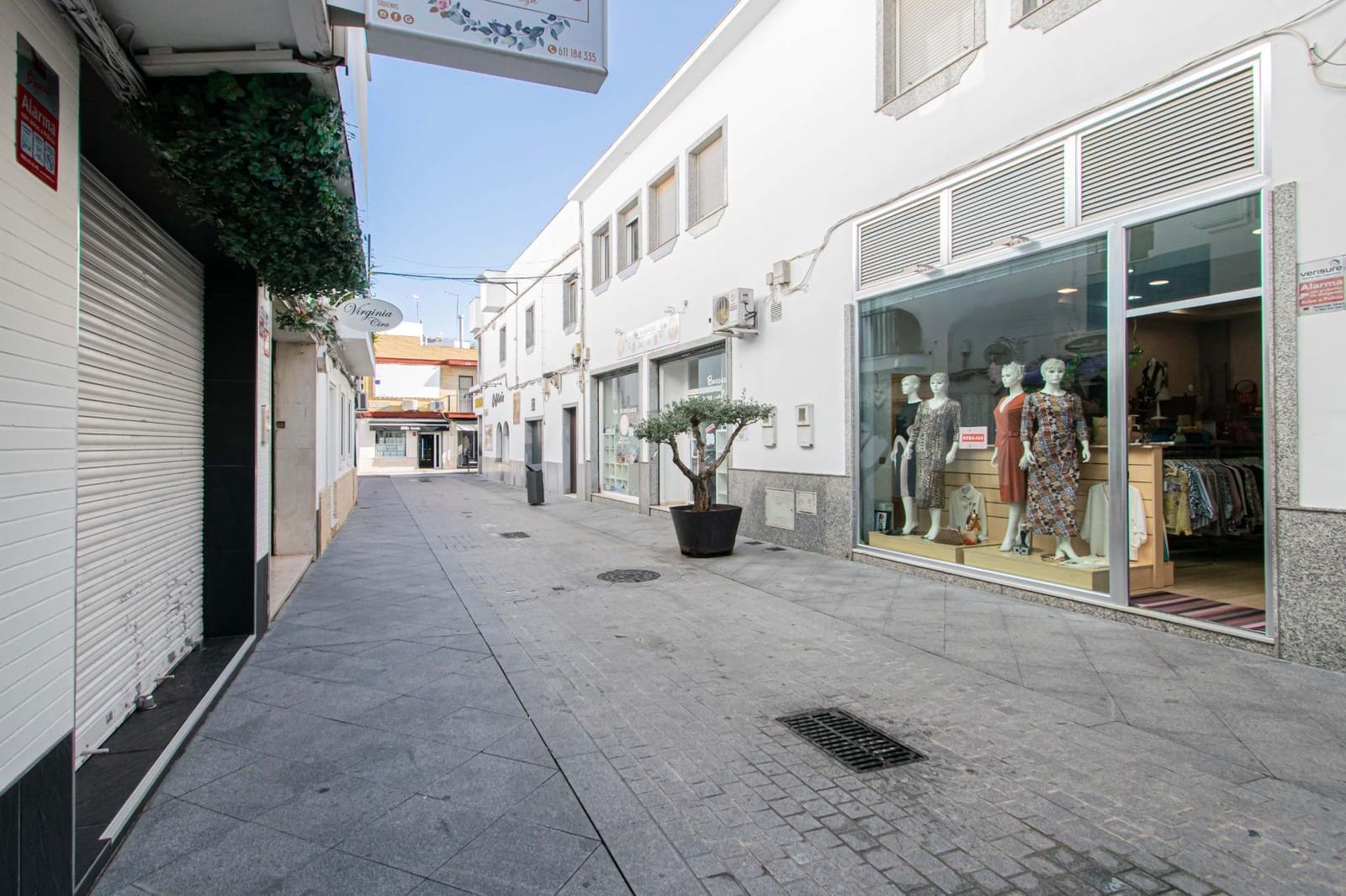 Kaupallinen myytävänä paikassa Dos Hermanas - 700 000 € (Ref: 9625765)