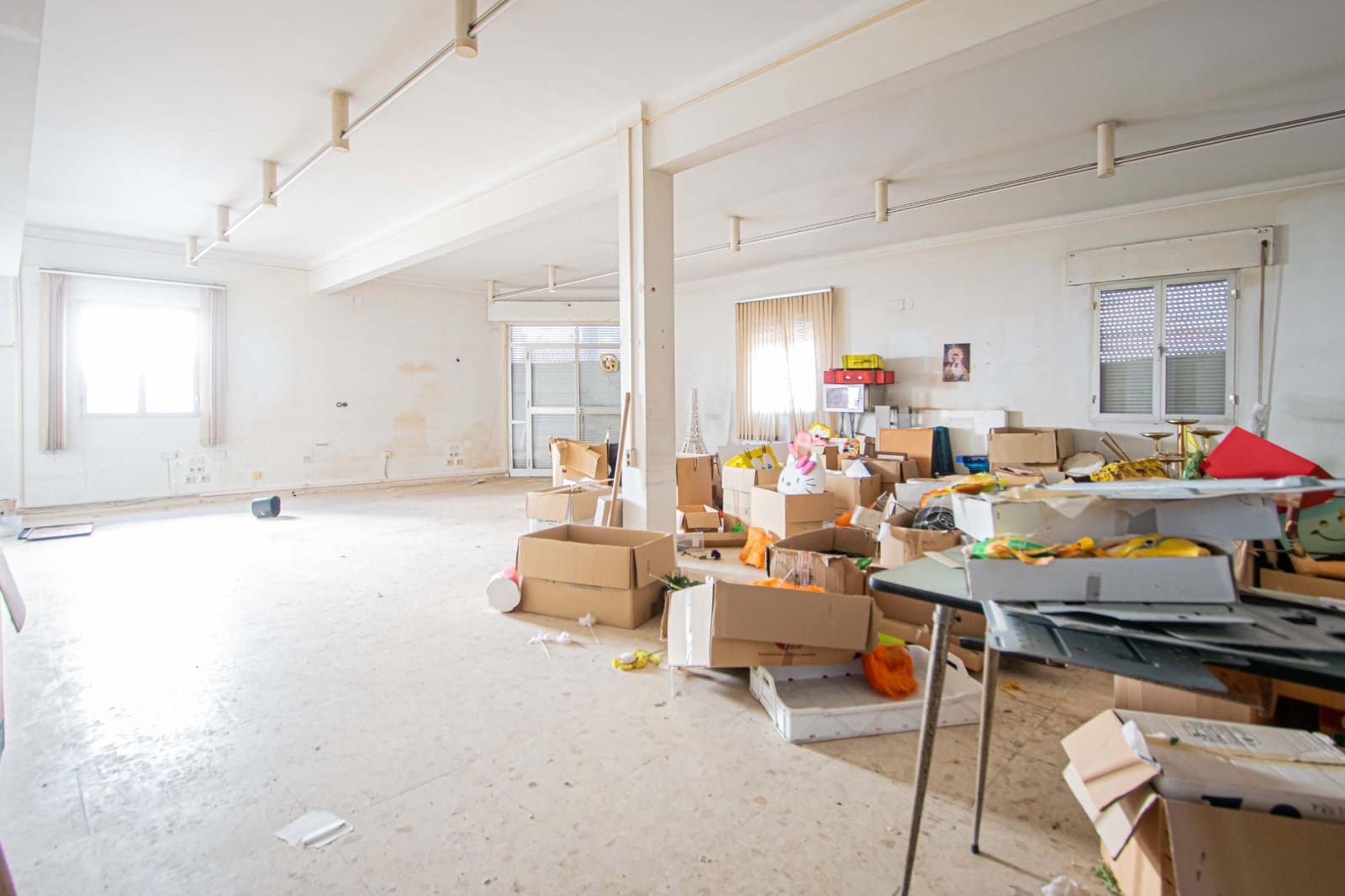 Kaupallinen myytävänä paikassa Dos Hermanas - 700 000 € (Ref: 9625765)