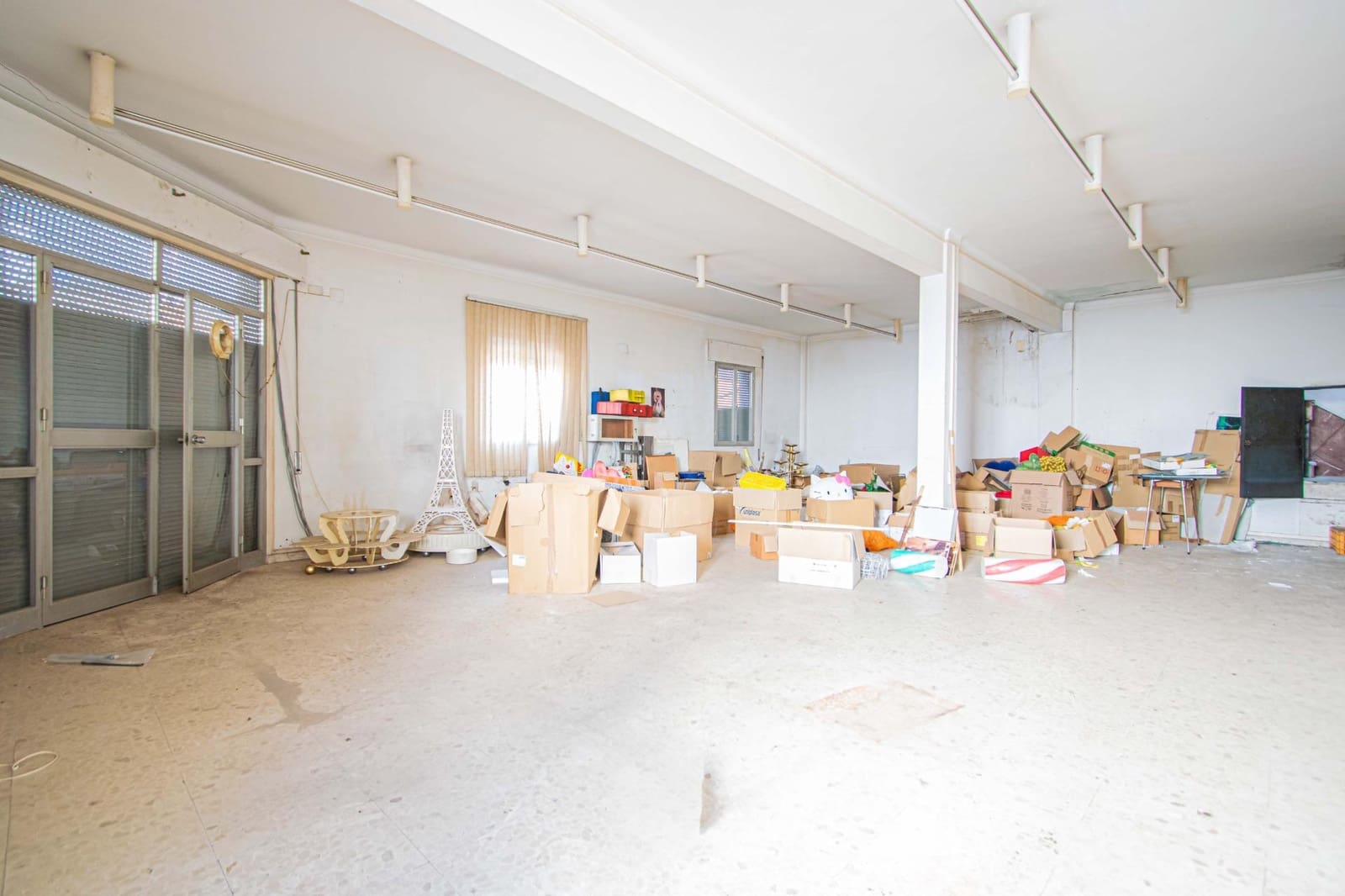 Kaupallinen myytävänä paikassa Dos Hermanas - 700 000 € (Ref: 9625765)