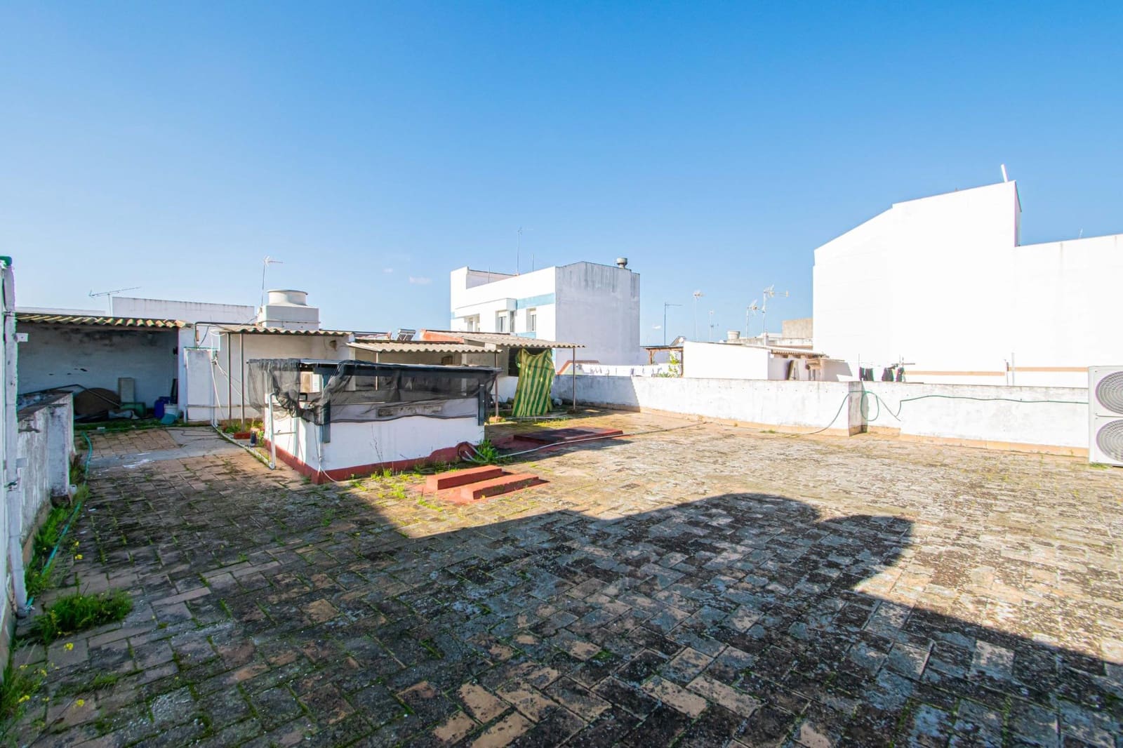 Kaupallinen myytävänä paikassa Dos Hermanas - 700 000 € (Ref: 9625765)