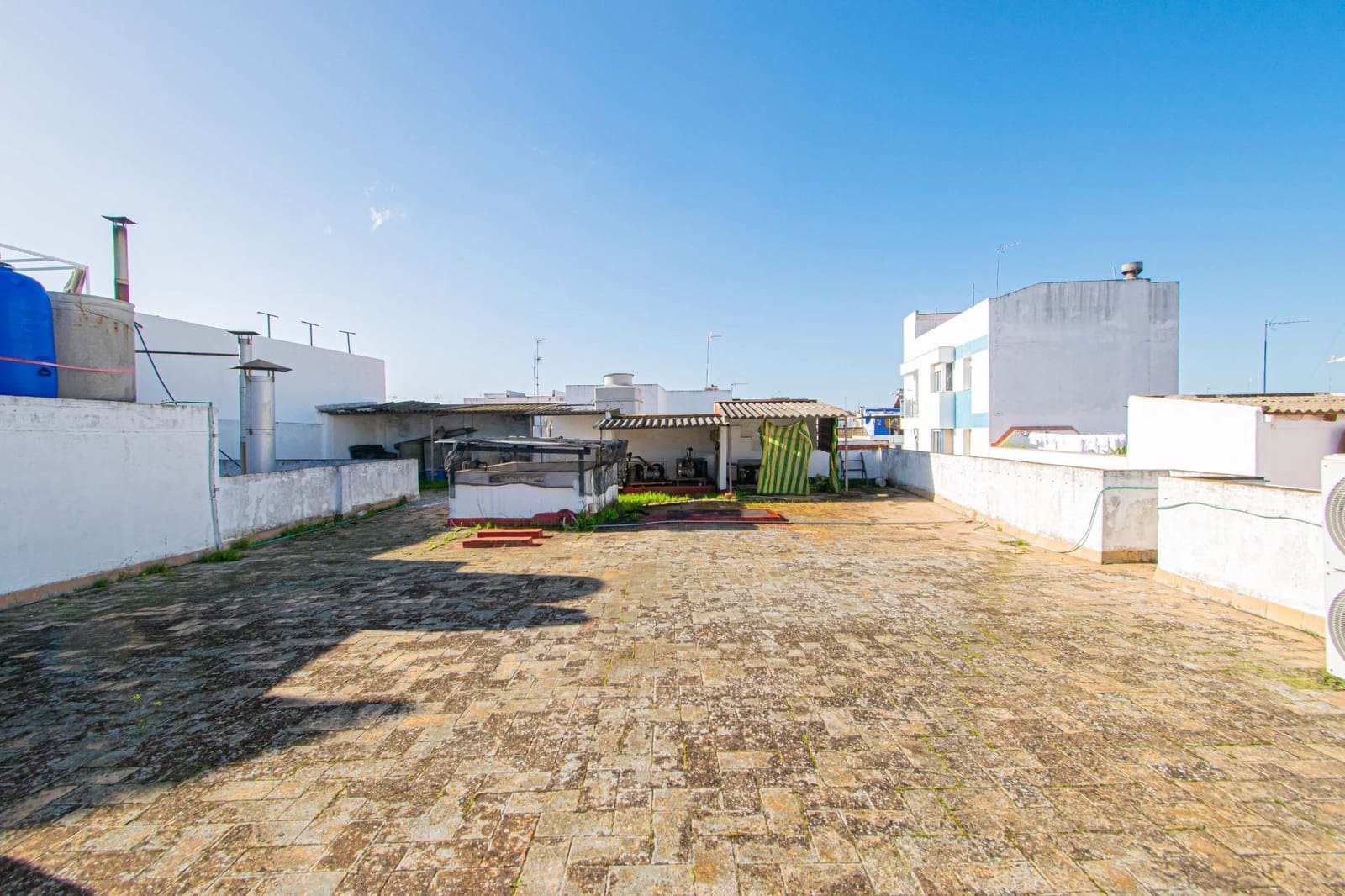 Kaupallinen myytävänä paikassa Dos Hermanas - 700 000 € (Ref: 9625765)