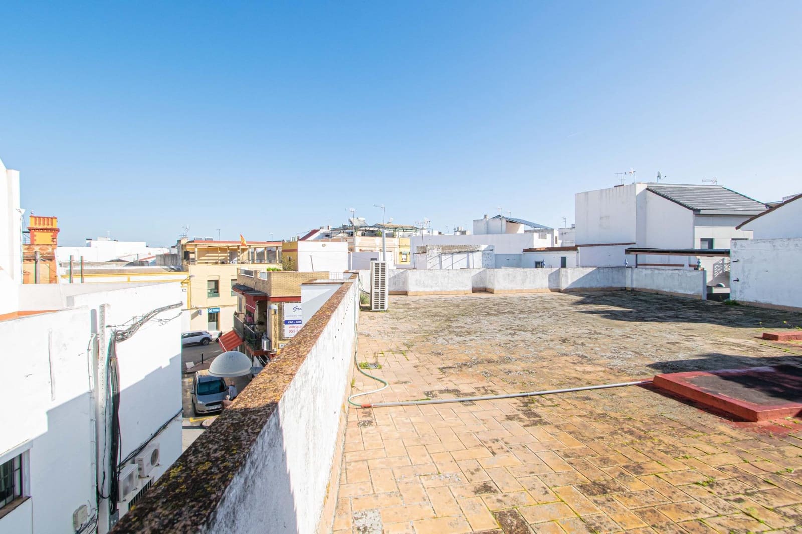 Kaupallinen myytävänä paikassa Dos Hermanas - 700 000 € (Ref: 9625765)