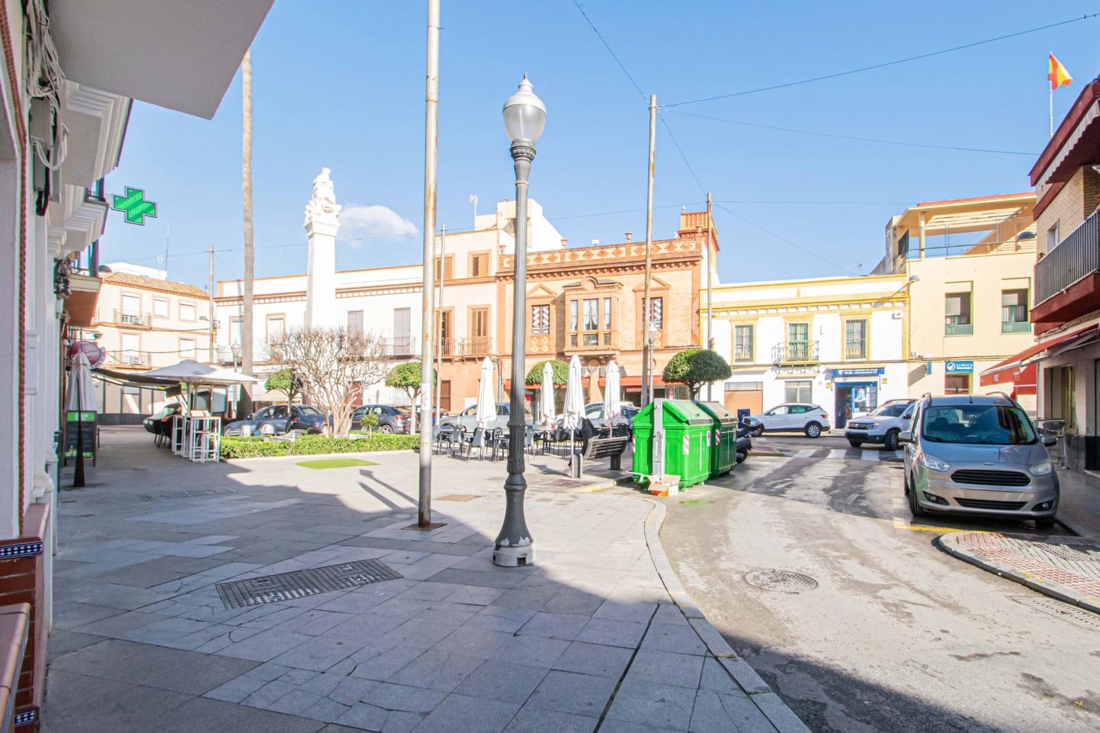 Kaupallinen myytävänä paikassa Dos Hermanas - 700 000 € (Ref: 9625765)