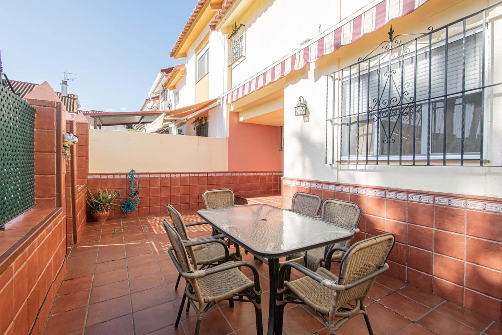 Adosado de 3 habitaciones en Montequinto en venta con piscina - 360.000 € (Ref: 9627628)