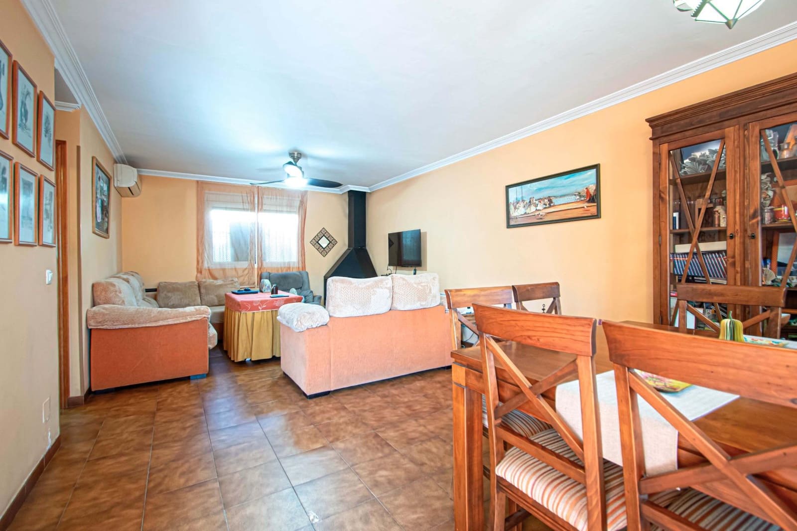 Adosado de 3 habitaciones en Montequinto en venta con piscina - 360.000 € (Ref: 9627628)