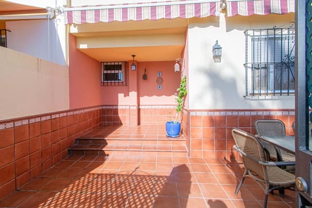 Adosado de 3 habitaciones en Montequinto, Dos Hermanas en venta con piscina - 360.000 € (Ref: 9627628)