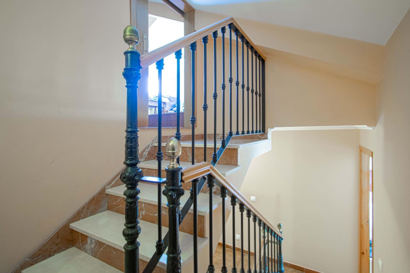 Adosado de 3 habitaciones en Montequinto en venta con piscina - 360.000 € (Ref: 9627628)