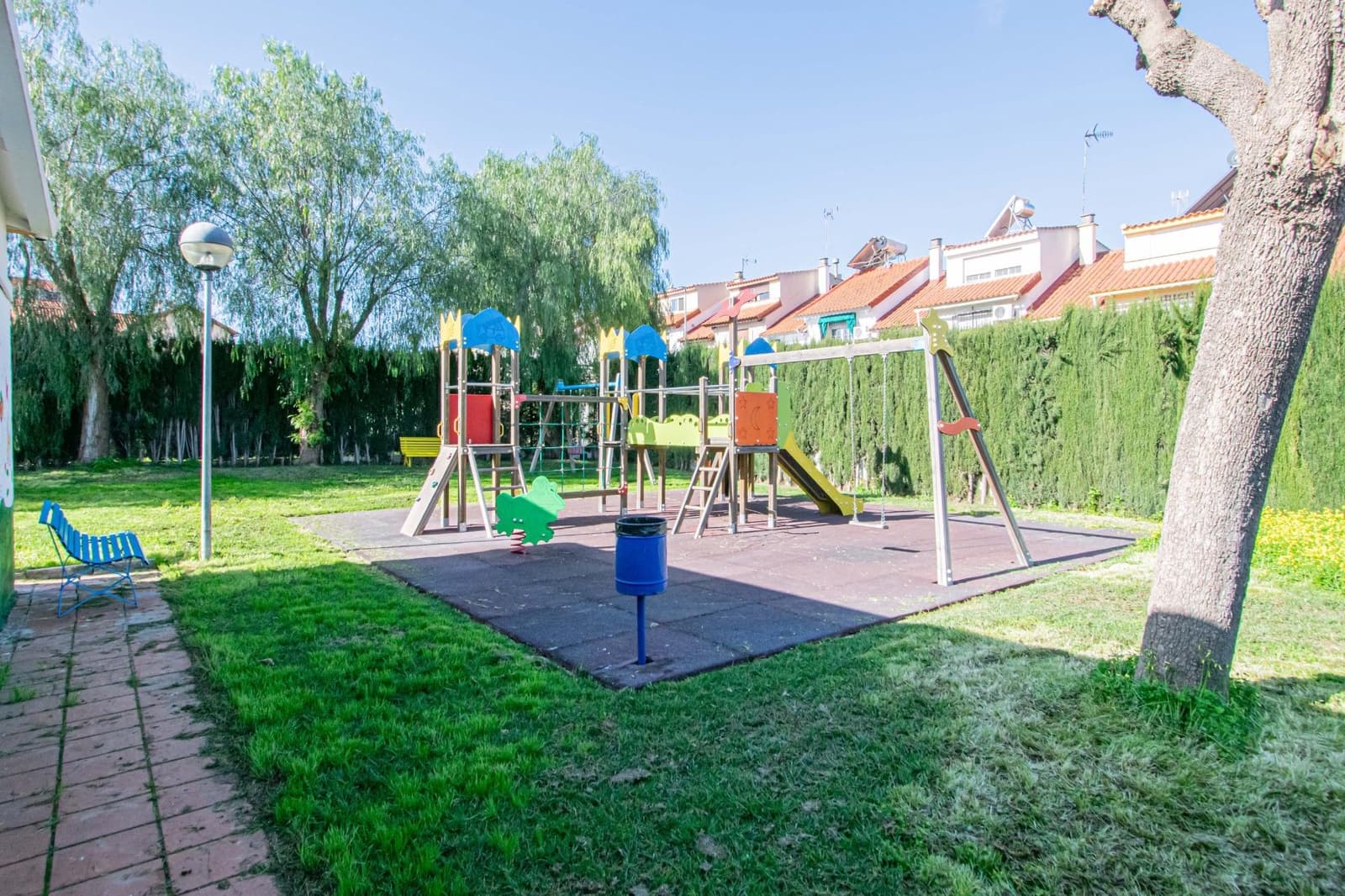 Adosado de 3 habitaciones en Montequinto en venta con piscina - 360.000 € (Ref: 9627628)