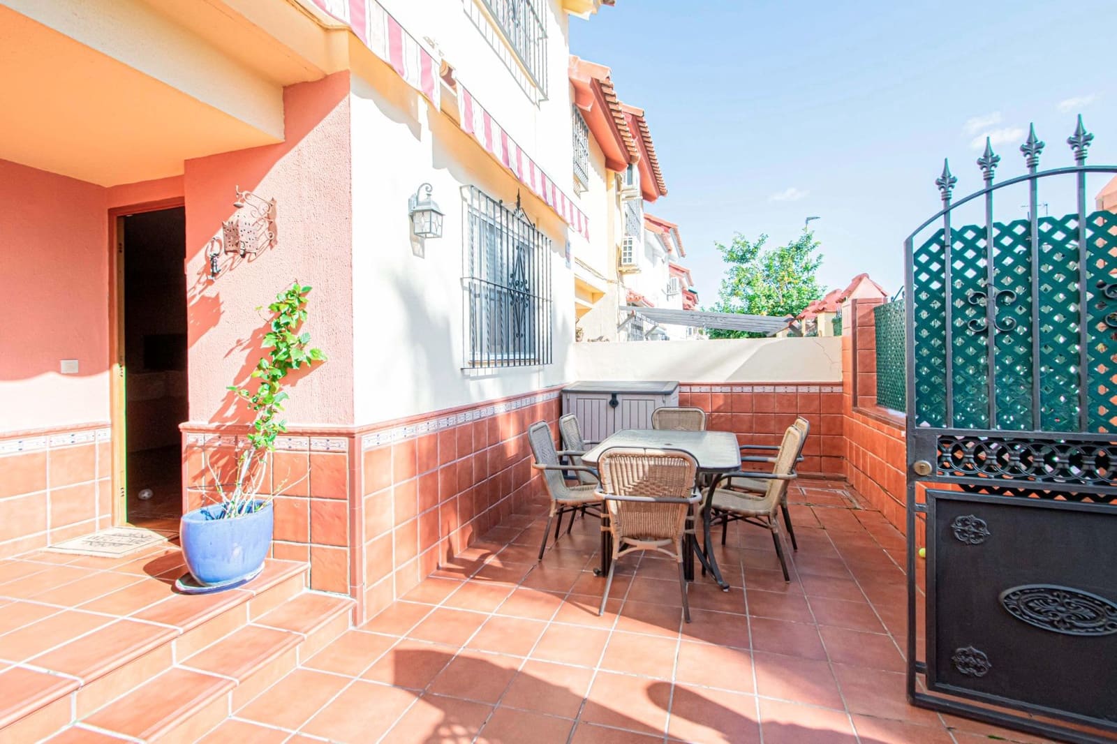 Adosado de 3 habitaciones en Montequinto en venta con piscina - 343.000 € (Ref: 9627628)