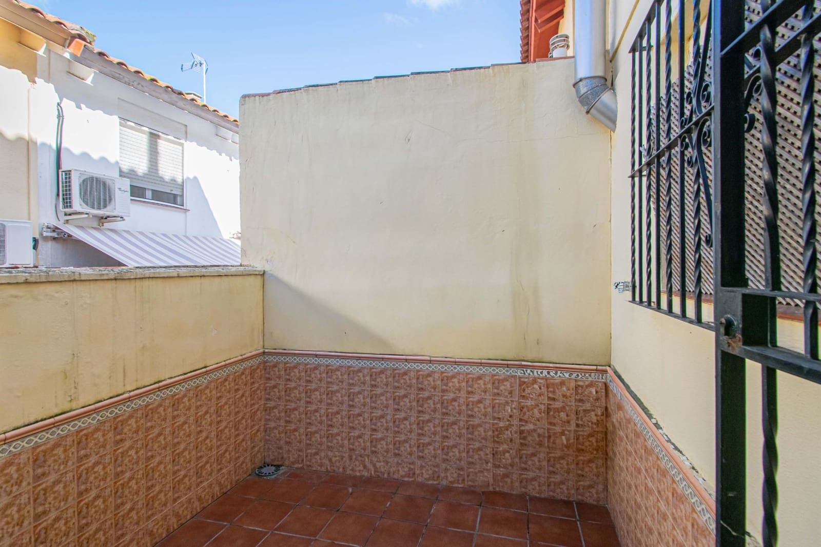 Adosado de 3 habitaciones en Montequinto en venta con piscina - 343.000 € (Ref: 9627628)