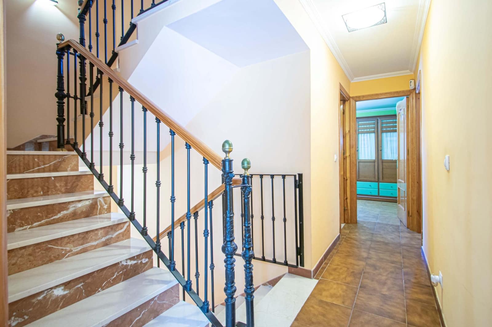 Adosado de 3 habitaciones en Montequinto en venta con piscina - 343.000 € (Ref: 9627628)