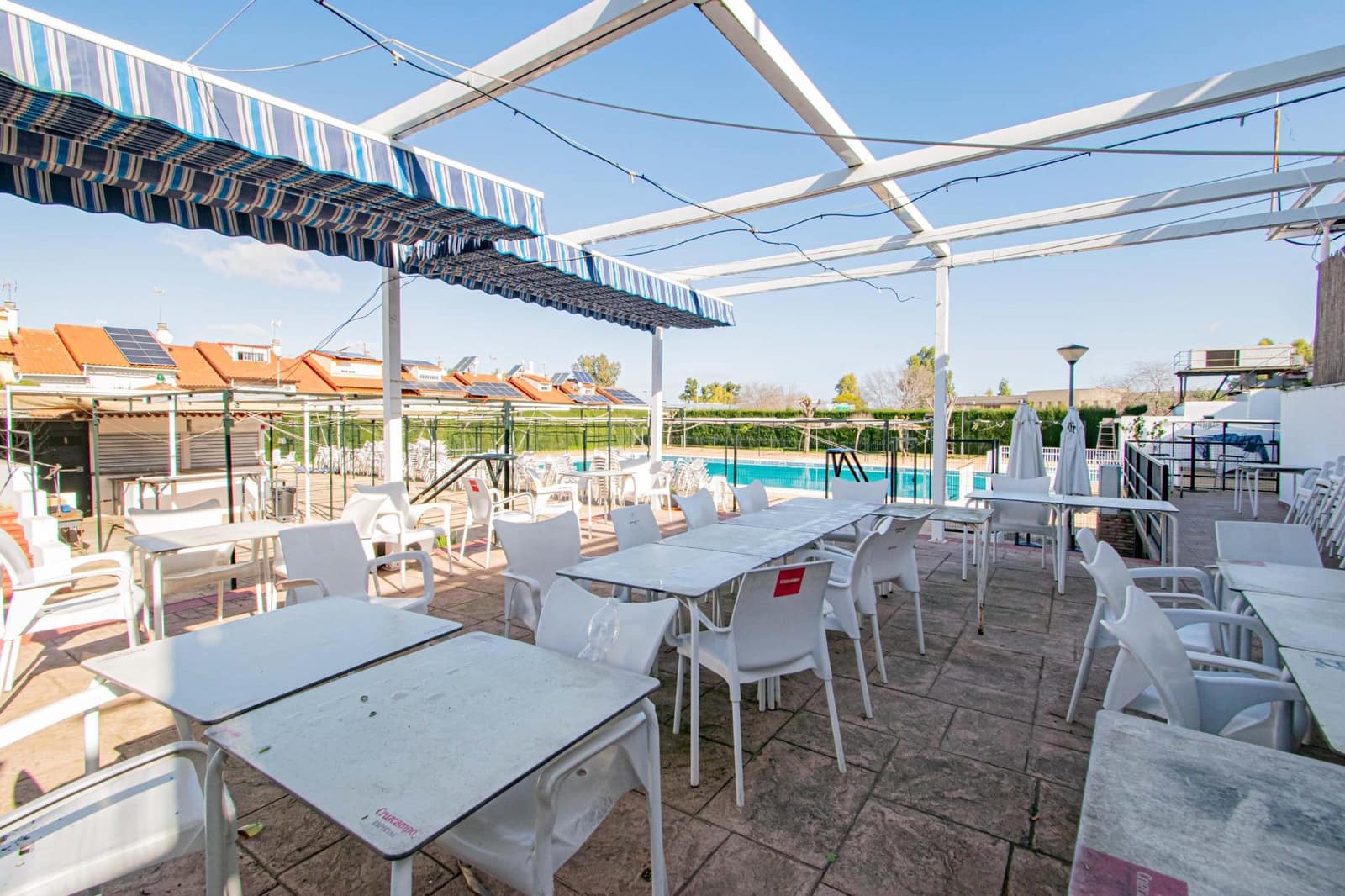 Adosado de 3 habitaciones en Montequinto en venta con piscina - 343.000 € (Ref: 9627628)