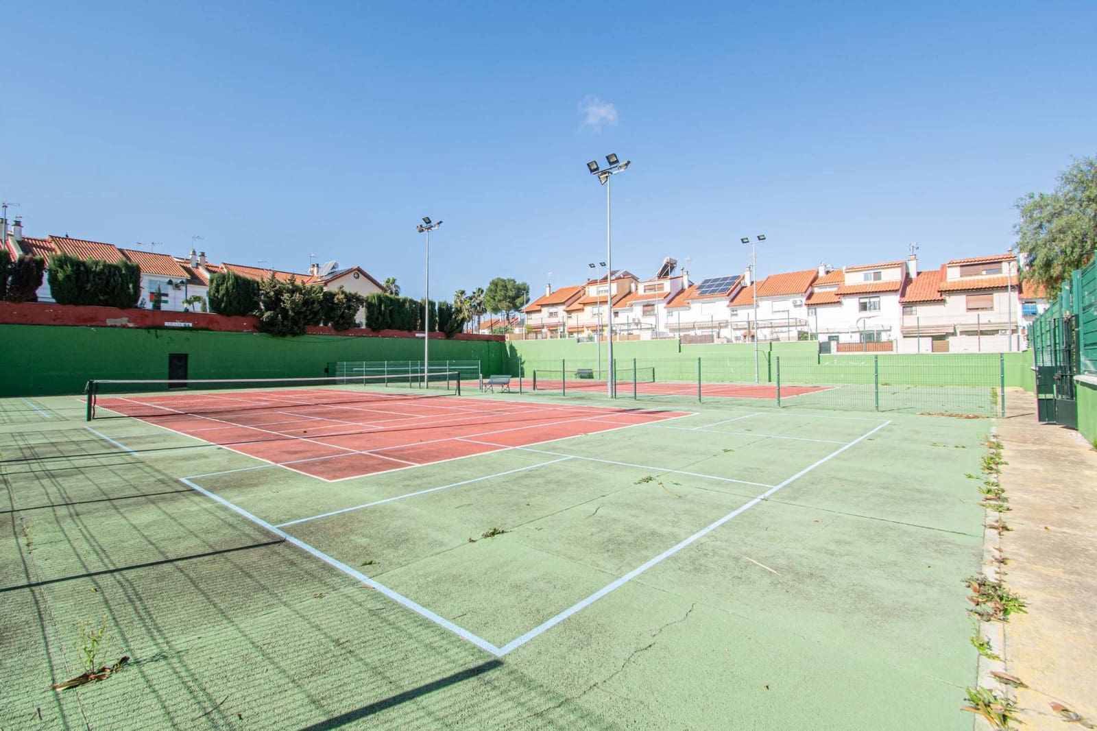 Adosado de 3 habitaciones en Montequinto en venta con piscina - 343.000 € (Ref: 9627628)