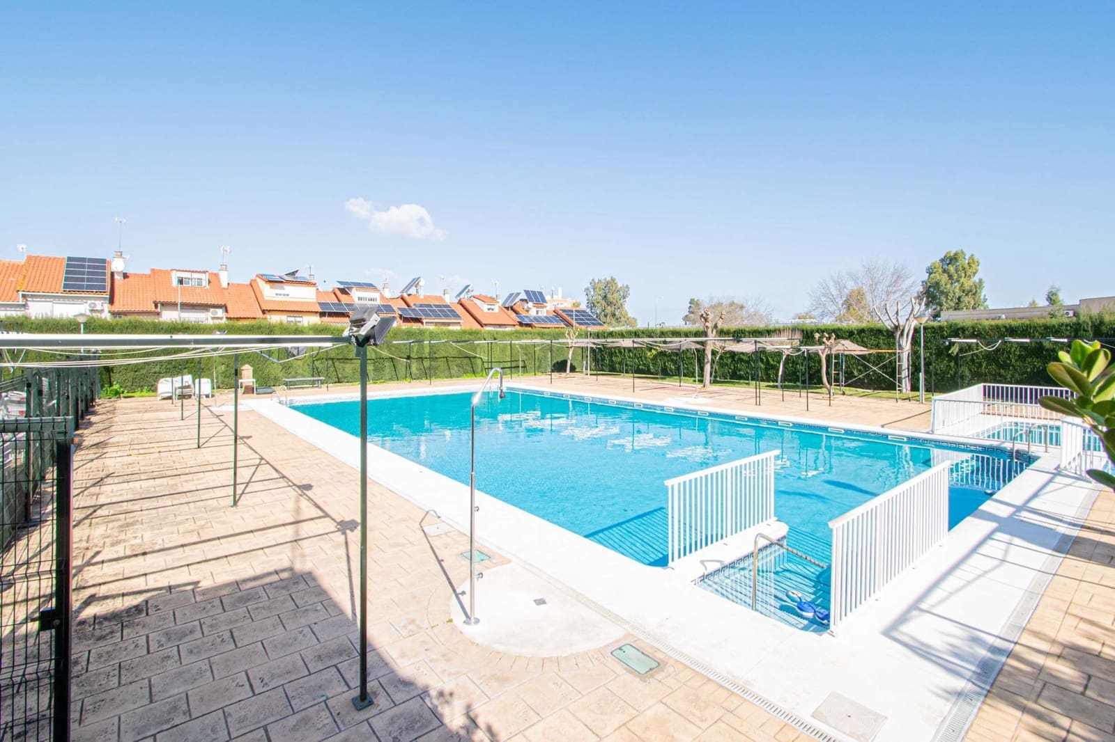 Adosado de 3 habitaciones en Montequinto en venta con piscina - 343.000 € (Ref: 9627628)