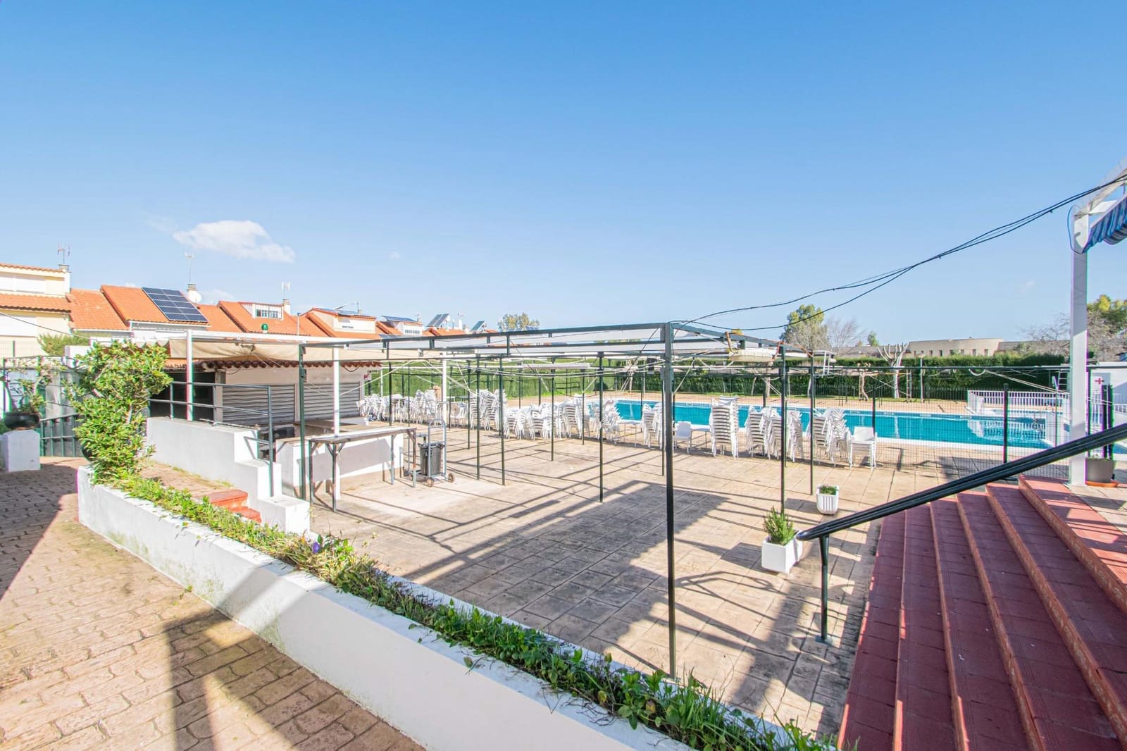 Adosado de 3 habitaciones en Montequinto en venta con piscina - 343.000 € (Ref: 9627628)