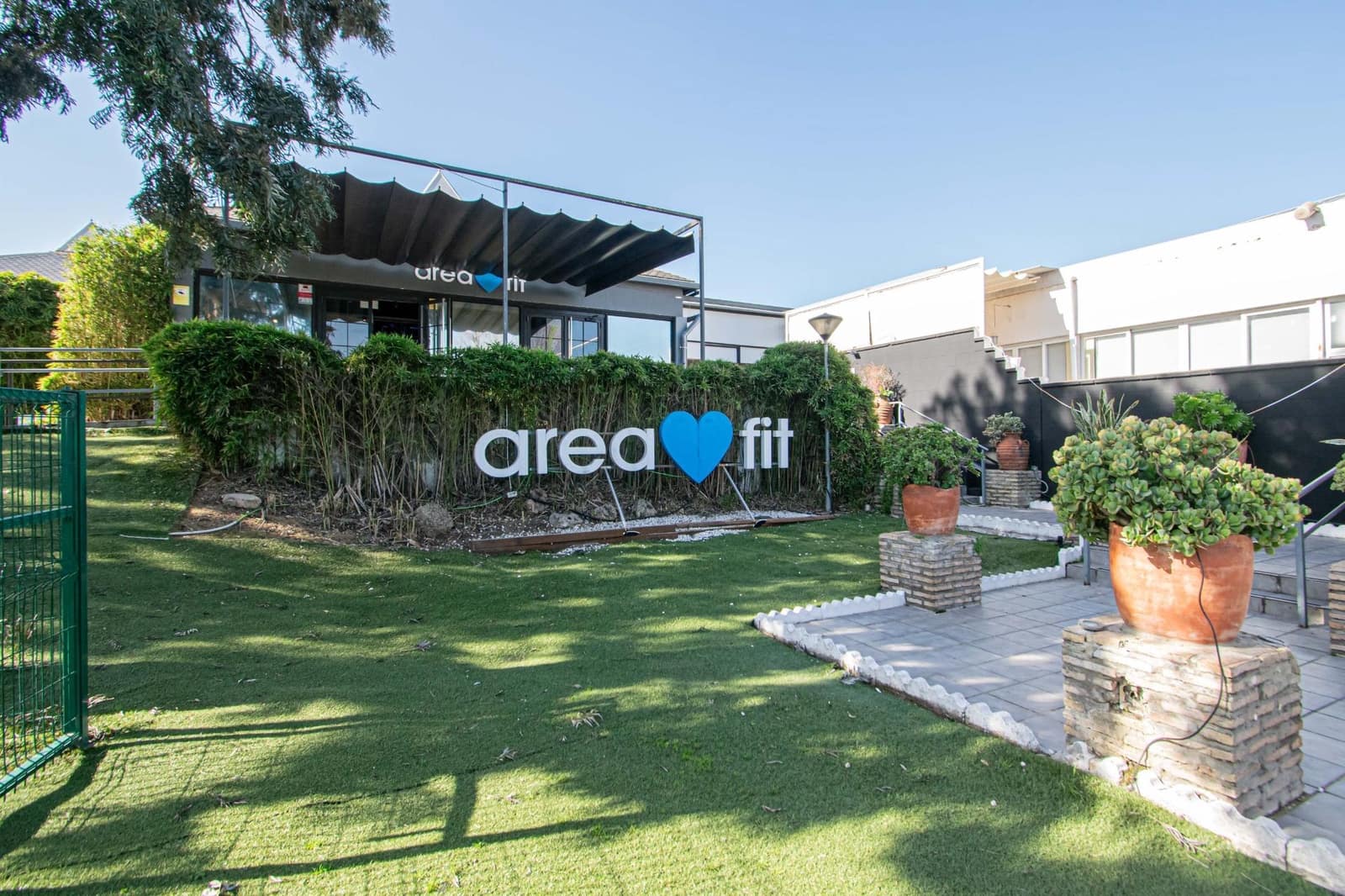 Adosado de 3 habitaciones en Montequinto en venta con piscina - 343.000 € (Ref: 9627628)