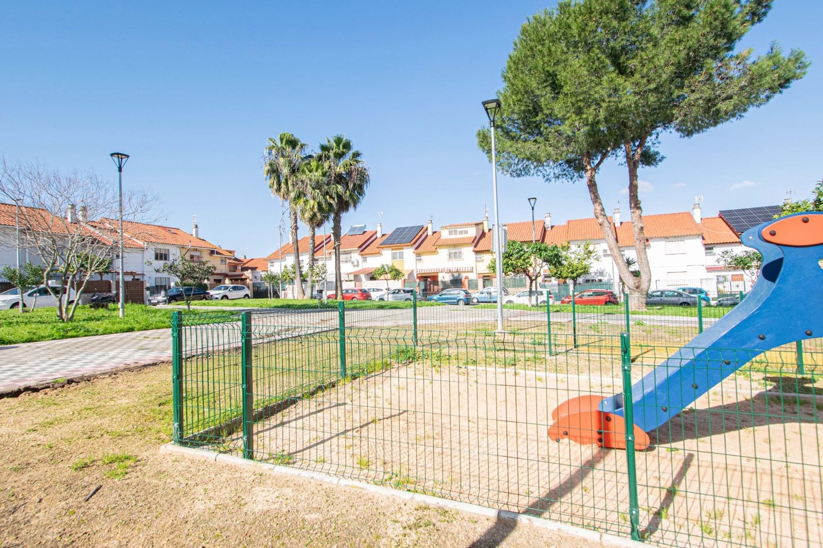 Adosado de 3 habitaciones en Montequinto en venta con piscina - 343.000 € (Ref: 9627628)