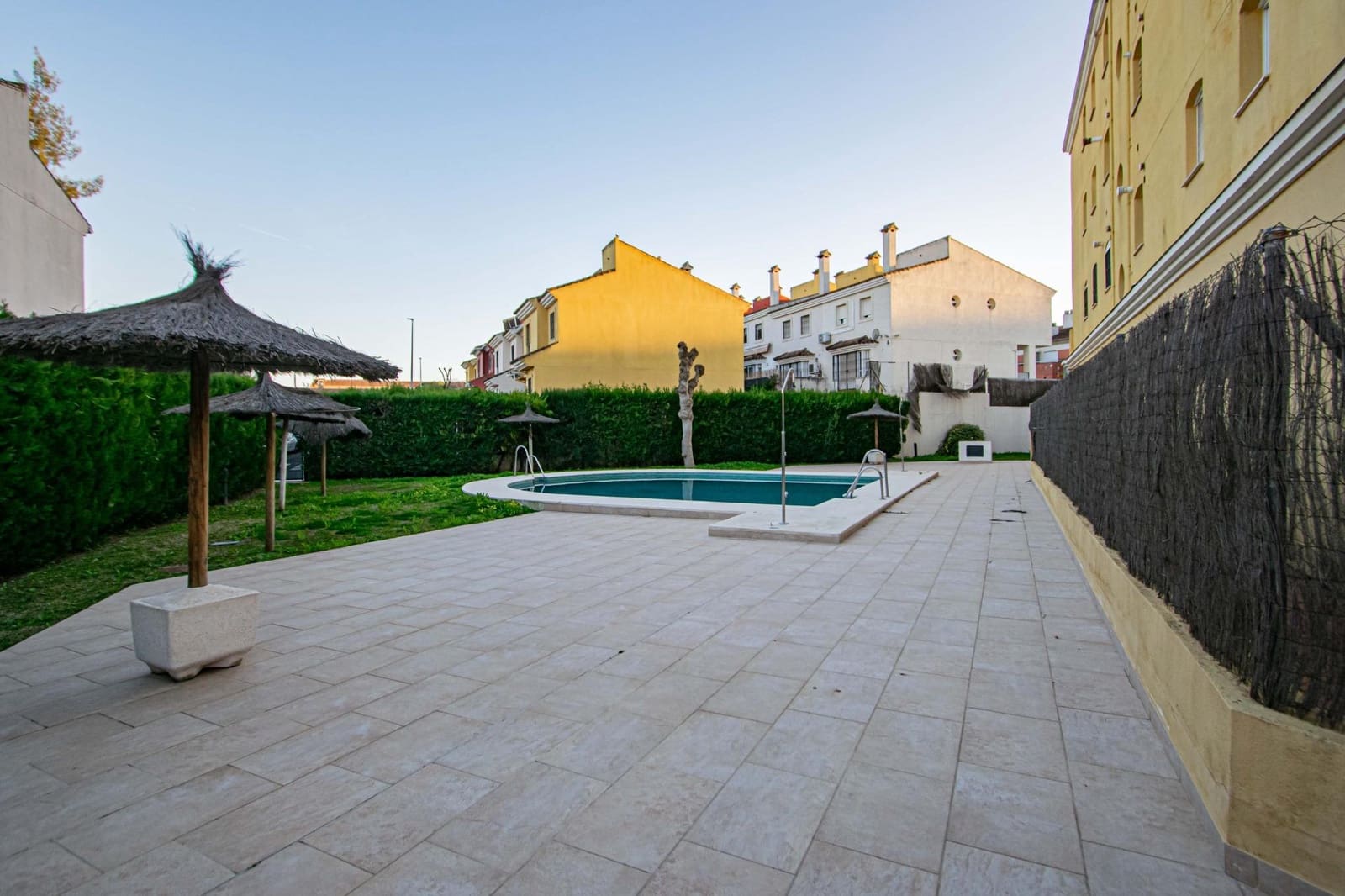 Adosado de 5 habitaciones en San Juan de Aznalfarache en venta con piscina garaje - 360.000 € (Ref: 9630073)