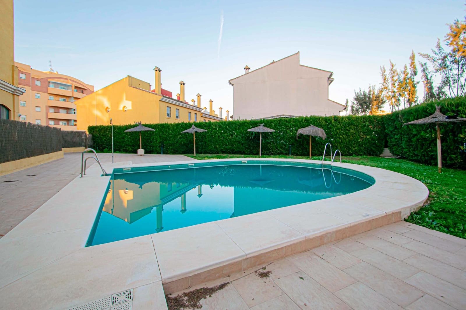 Adosado de 5 habitaciones en San Juan de Aznalfarache en venta con piscina garaje - 360.000 € (Ref: 9630073)