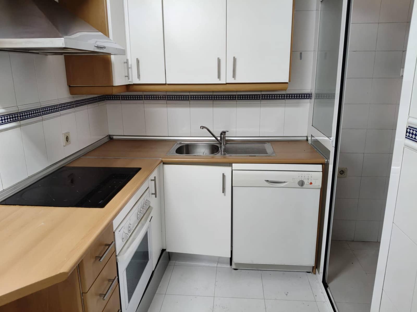 4 sovrum Lägenhet att hyra i Sevilla stad med pool garage - 1 250 € (Ref: 9652087)