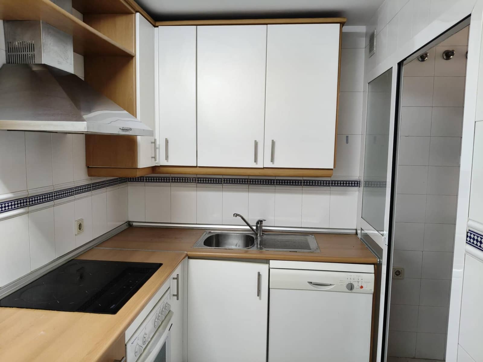 4 sovrum Lägenhet att hyra i Sevilla stad med pool garage - 1 250 € (Ref: 9652087)