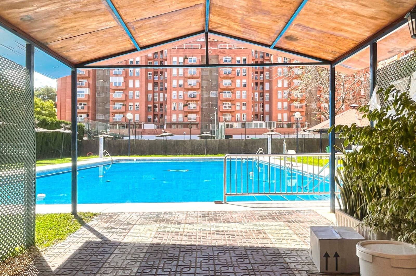 4 sovrum Lägenhet att hyra i Sevilla stad med pool garage - 1 250 € (Ref: 9652087)