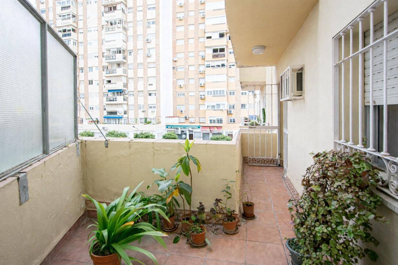 4 soveværelse Lejlighed til salg i Sevilla by med garage - € 450.000 (Ref: 9659502)