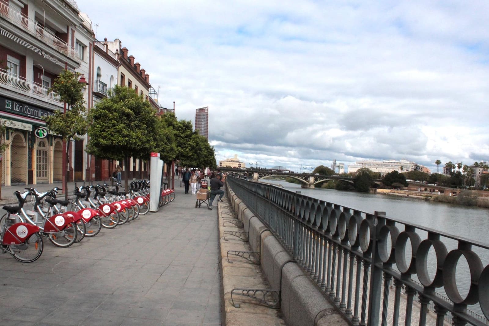 Gewerbe zu vermieten in Sevilla Stadt - 2.500 € (Ref: 9677549)