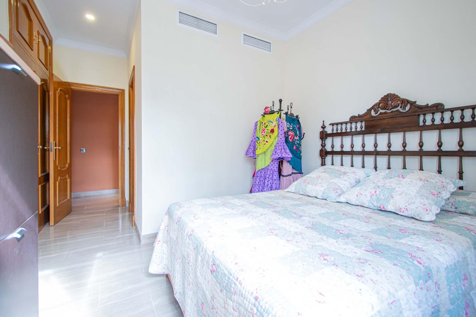 7 slaapkamer Villa te koop in Tomares met zwembad garage - € 725.000 (Ref: 9677551)