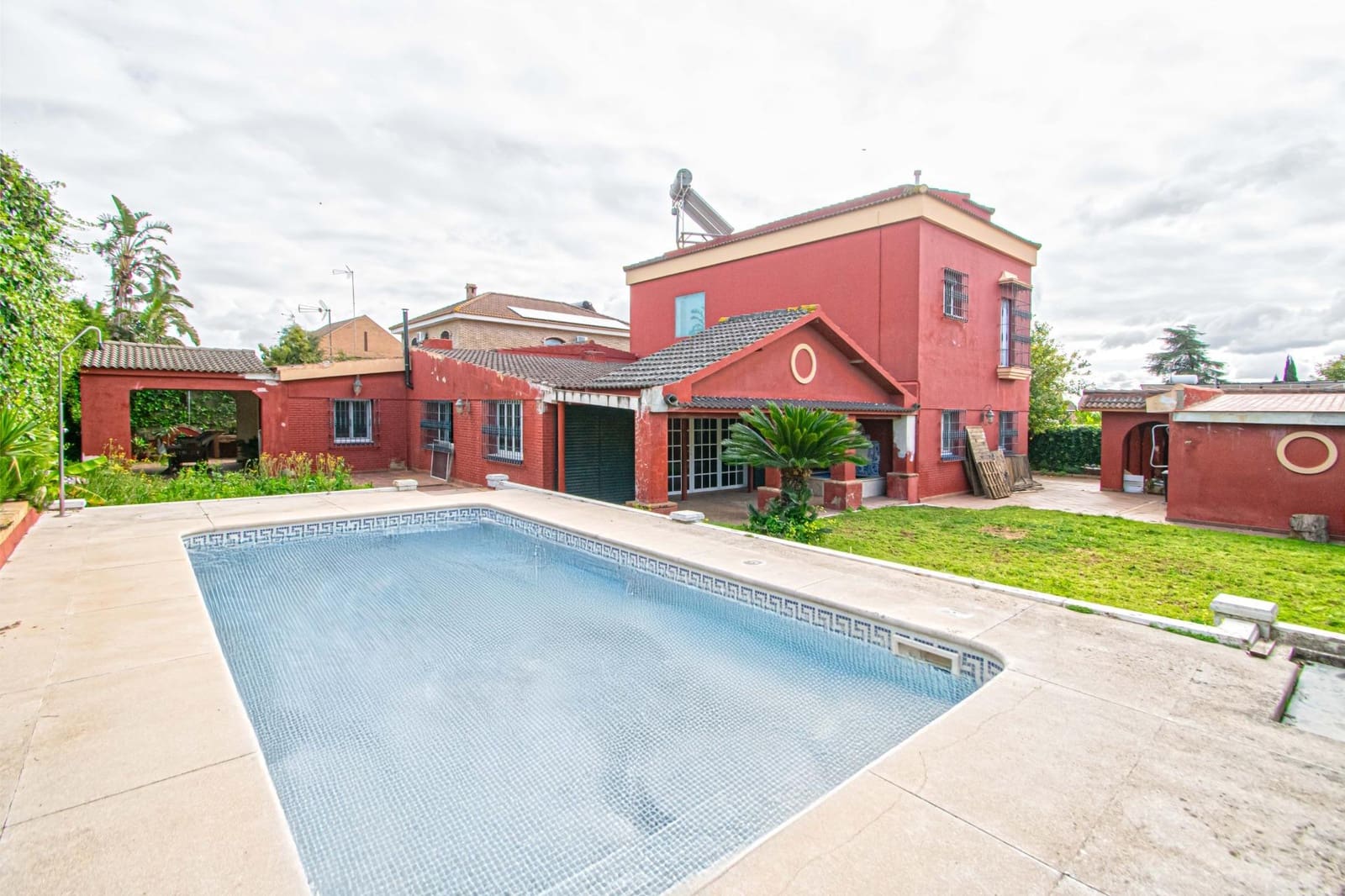 7 slaapkamer Villa te koop in Tomares met zwembad garage - € 725.000 (Ref: 9677551)
