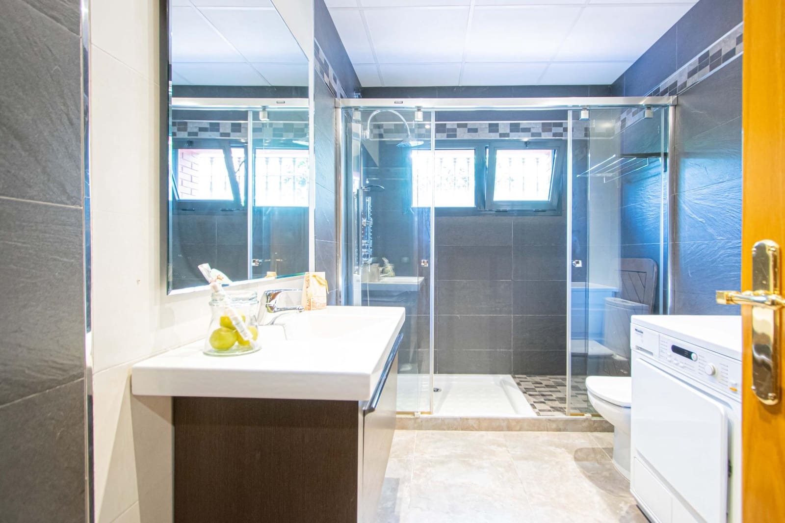 7 slaapkamer Villa te koop in Tomares met zwembad garage - € 725.000 (Ref: 9677551)