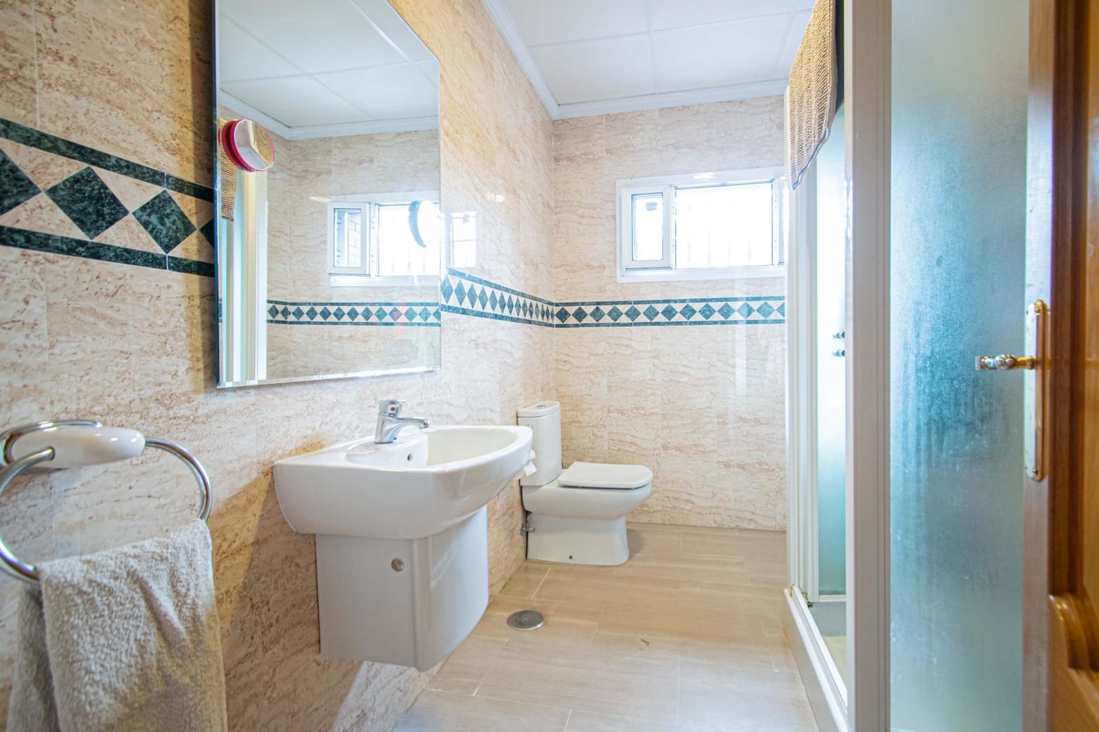 7 slaapkamer Villa te koop in Tomares met zwembad garage - € 725.000 (Ref: 9677551)