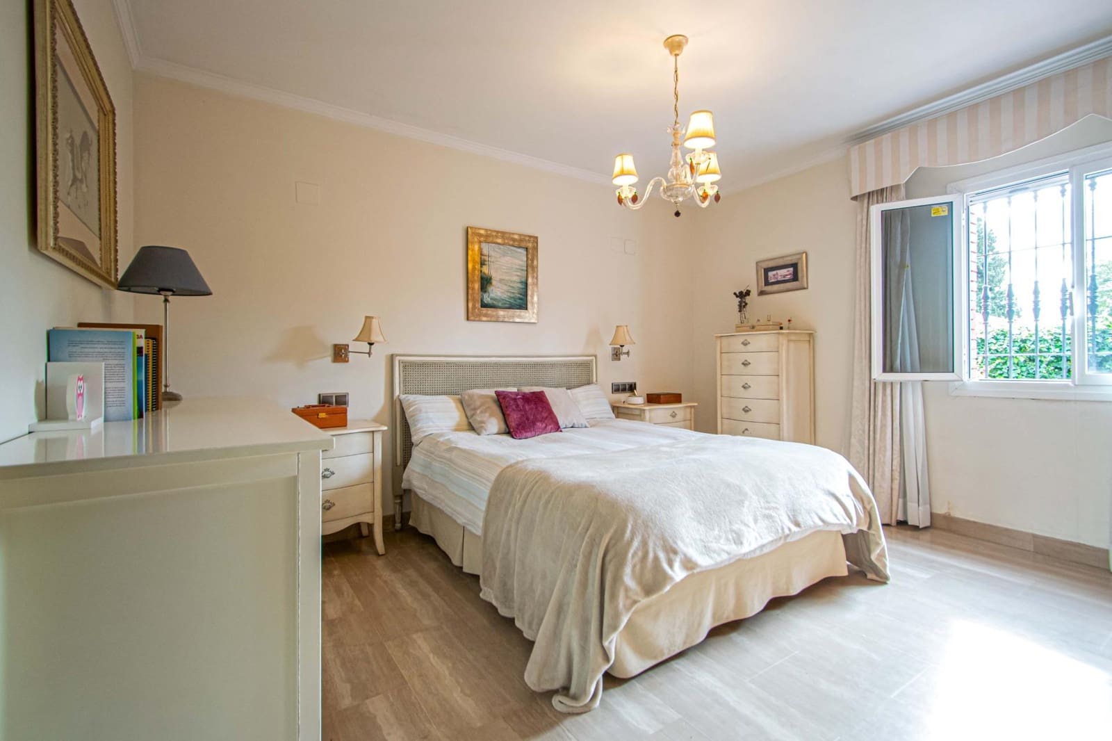7 slaapkamer Villa te koop in Tomares met zwembad garage - € 725.000 (Ref: 9677551)