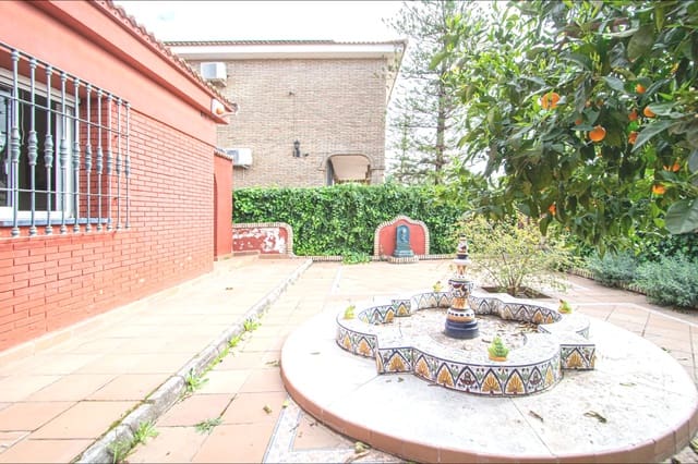 7 Zimmer Villa zu verkaufen in Tomares mit Pool Garage - 725.000 € (Ref: 9677551)