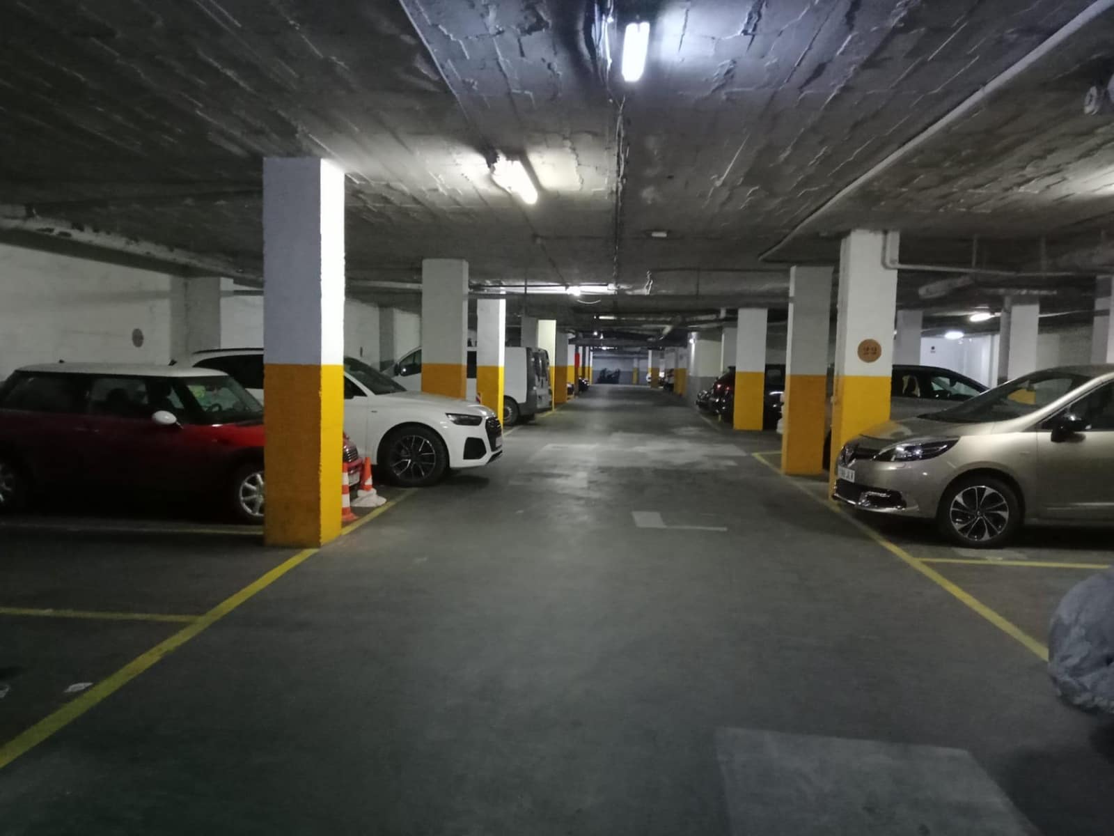 Garage for rent in Seville city - € 120 (Ref: 9679922)