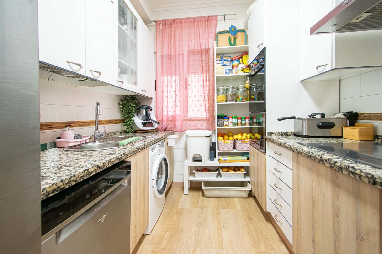 3 bedroom Flat for sale in Seville city with garage - € 250,000 (Ref: 9690673)