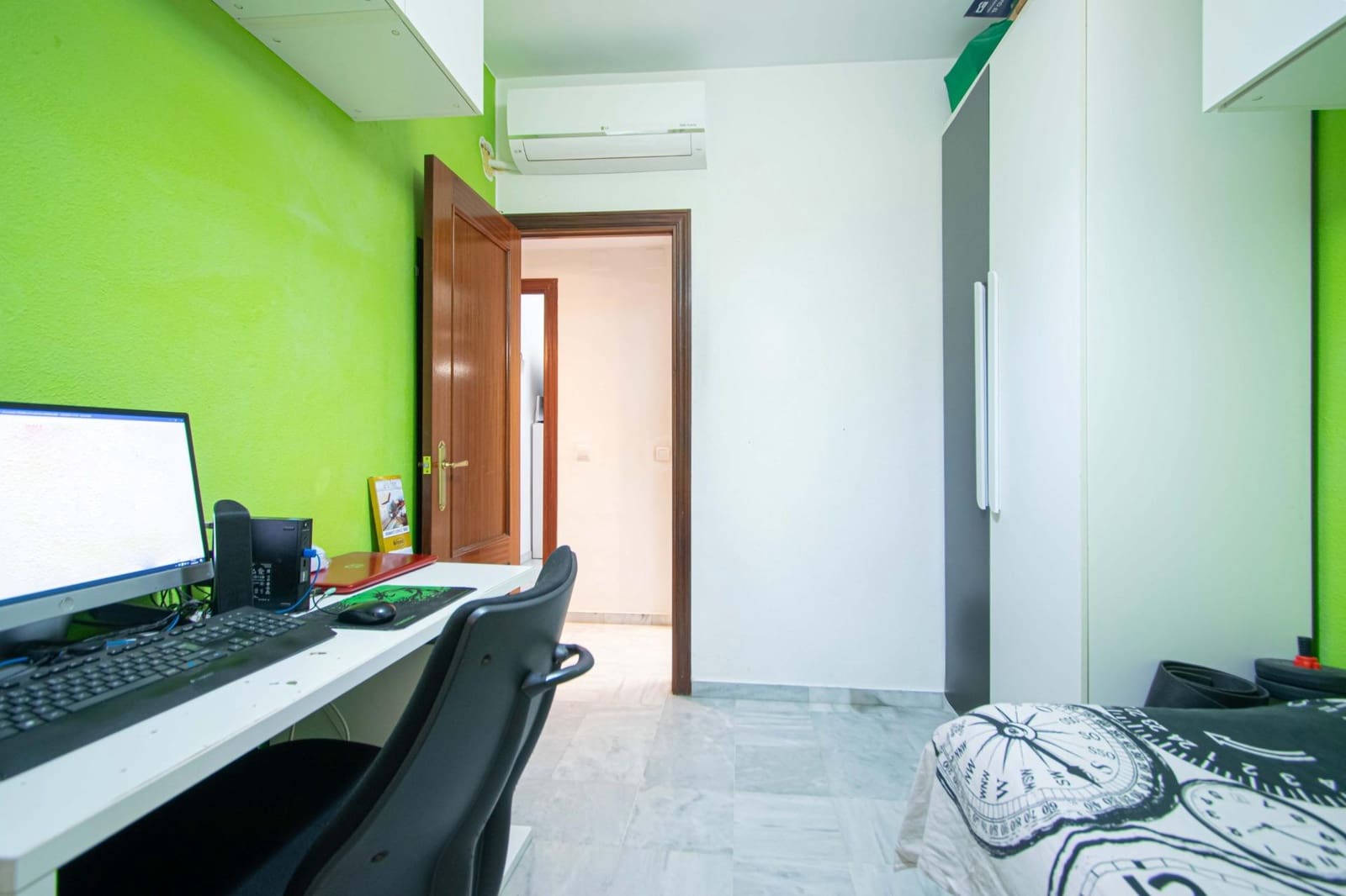 3 bedroom Flat for sale in Seville city with garage - € 250,000 (Ref: 9690673)