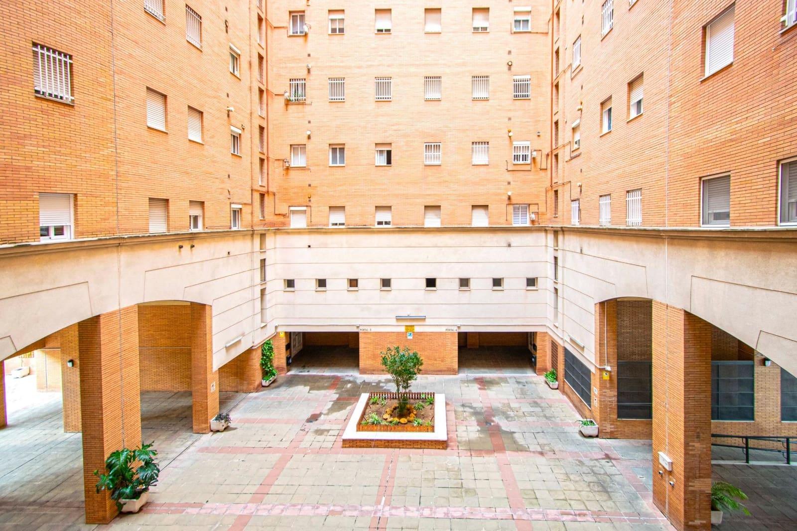 3 bedroom Flat for sale in Seville city with garage - € 250,000 (Ref: 9690673)