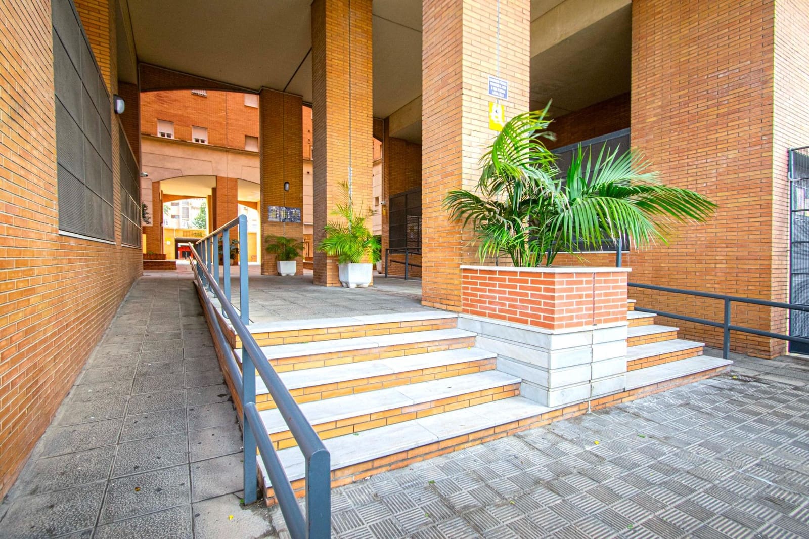 3 bedroom Flat for sale in Seville city with garage - € 250,000 (Ref: 9690673)