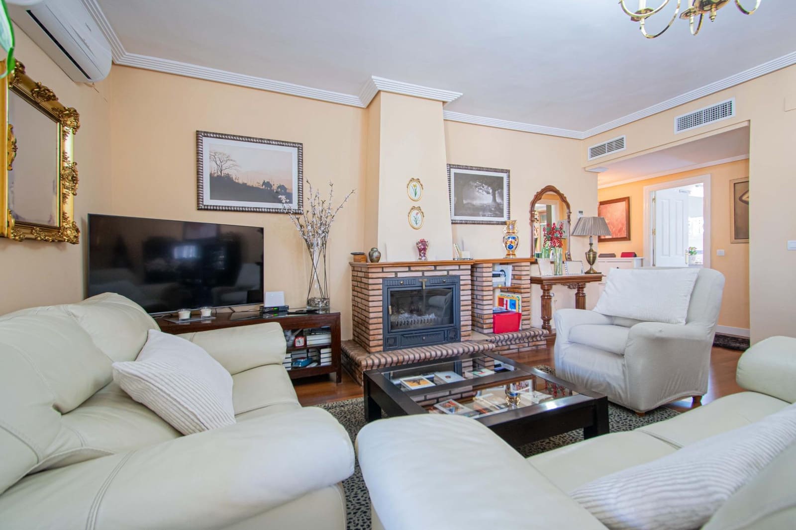 4 bedroom Villa for sale in La Rinconada with pool - € 329,000 (Ref: 9695417)