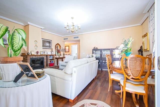 Chalet de 4 habitaciones en La Rinconada en venta con piscina - 329.000 € (Ref: 9695417)