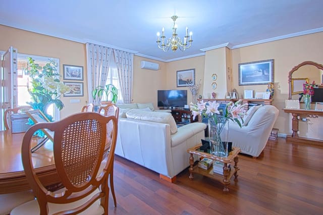 Chalet de 4 habitaciones en La Rinconada en venta con piscina - 329.000 € (Ref: 9695417)